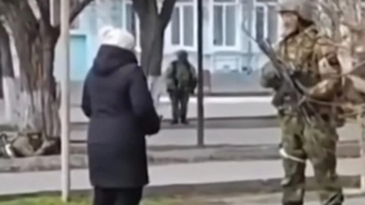γιαγιά μπροστά σε ουκρανό στρατιώτη